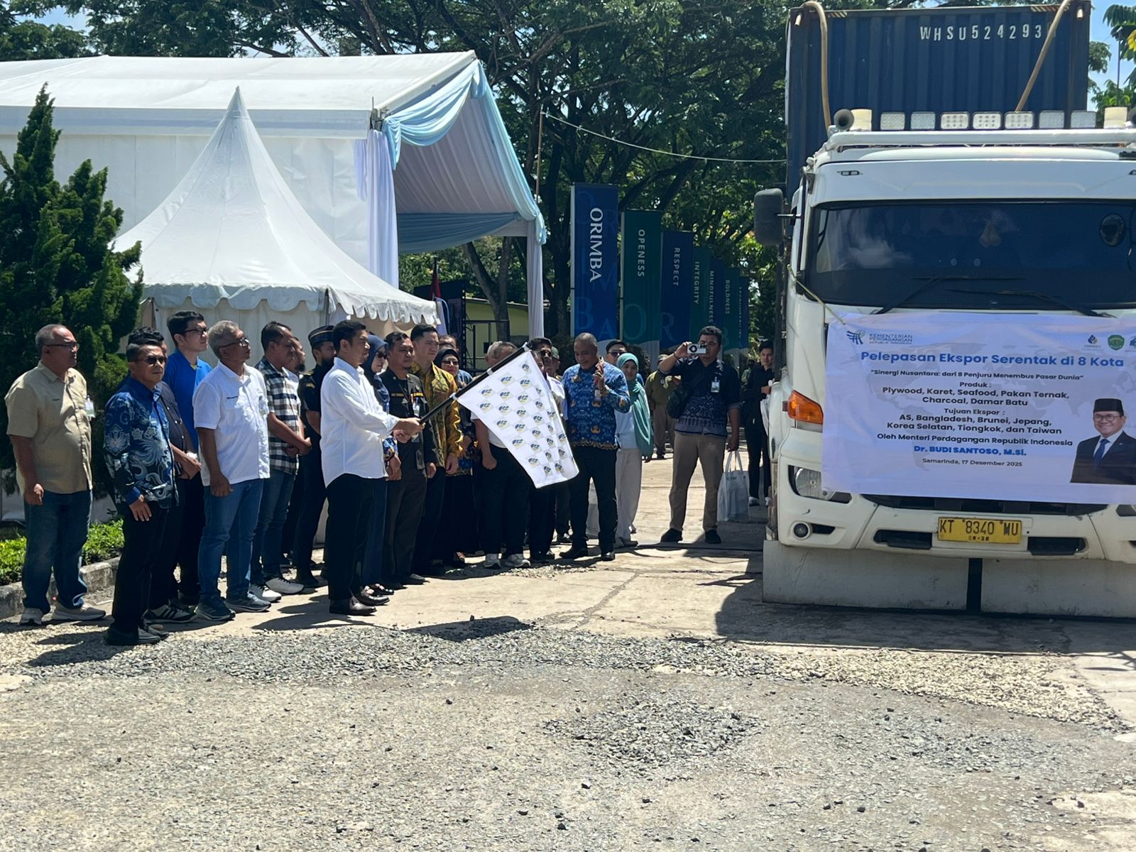 Plt. Kepala BKPerdag Lepas Ekspor Produk Unggulan Kalimantan Timur di Samarinda